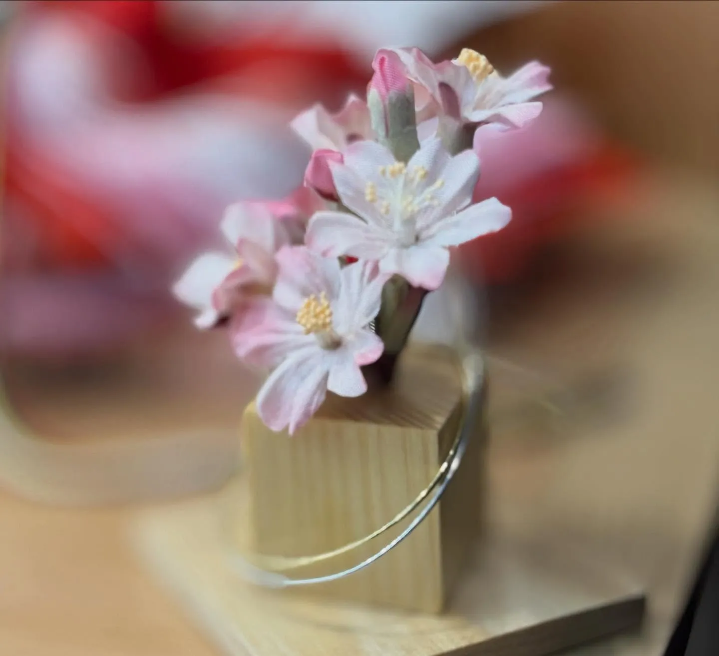 木製の優しい雰囲気の屏風と台の舞台に