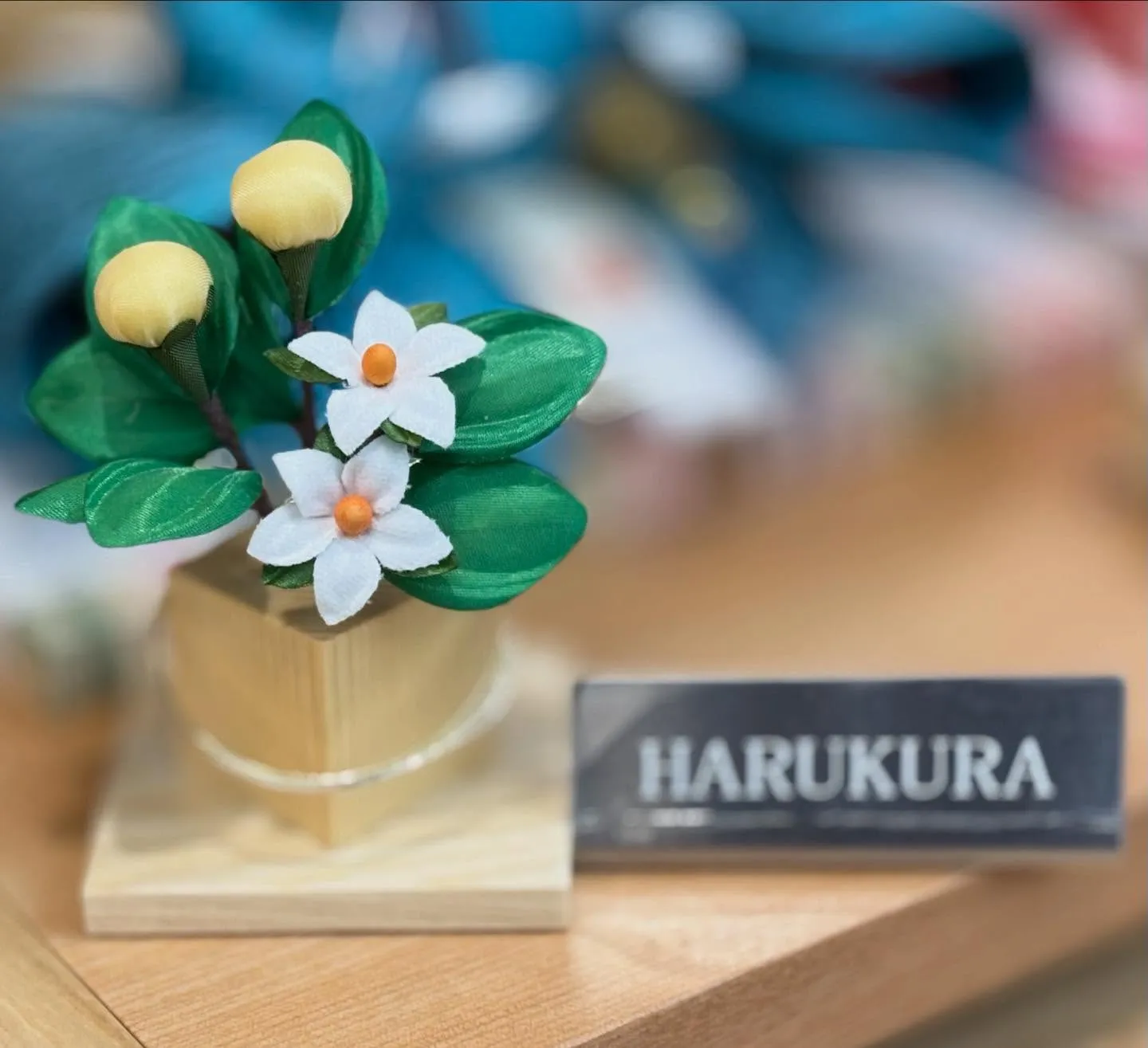 木製の優しい雰囲気の屏風と台の舞台に