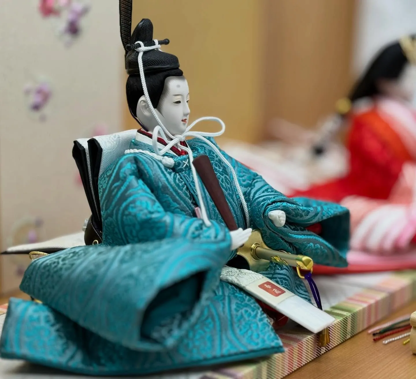 木製の優しい雰囲気の屏風と台の舞台に