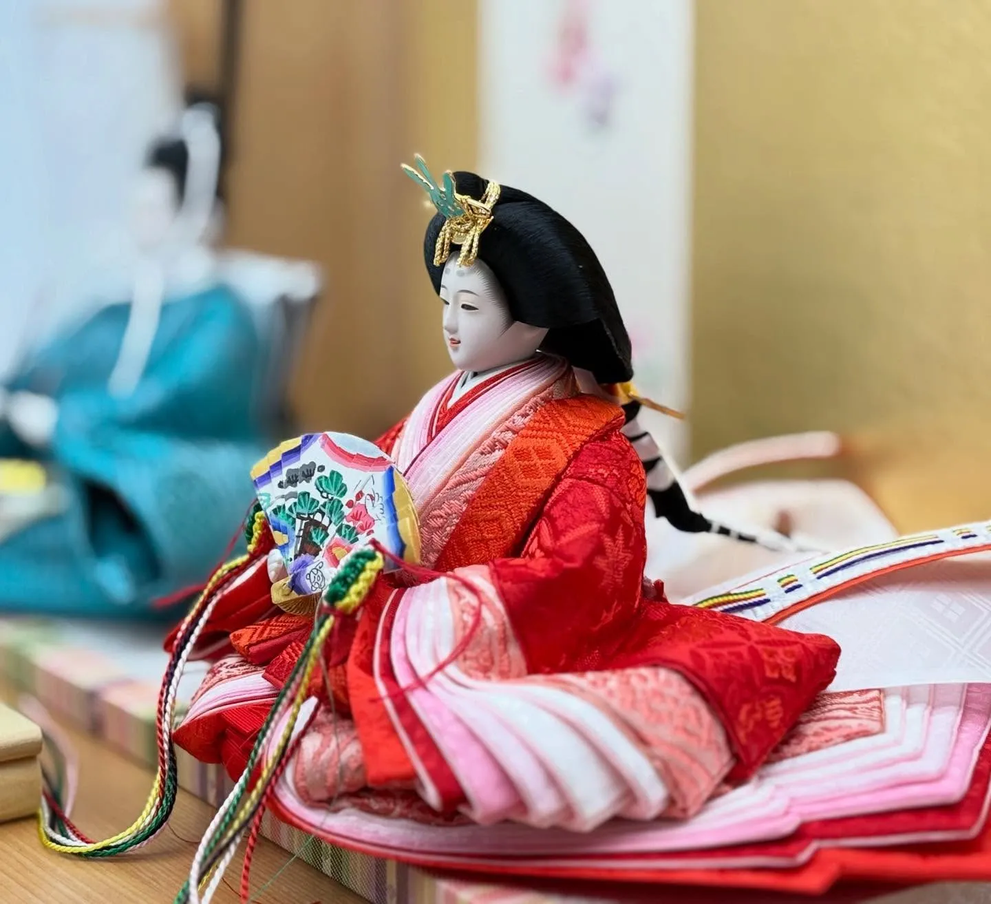 木製の優しい雰囲気の屏風と台の舞台に