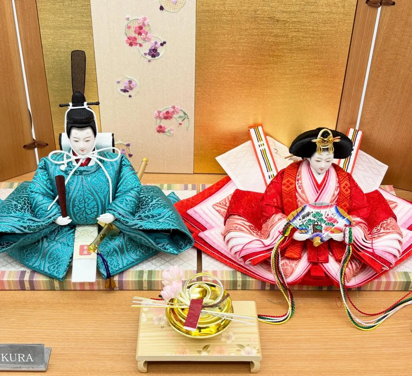 木製の優しい雰囲気の屏風と台の舞台に