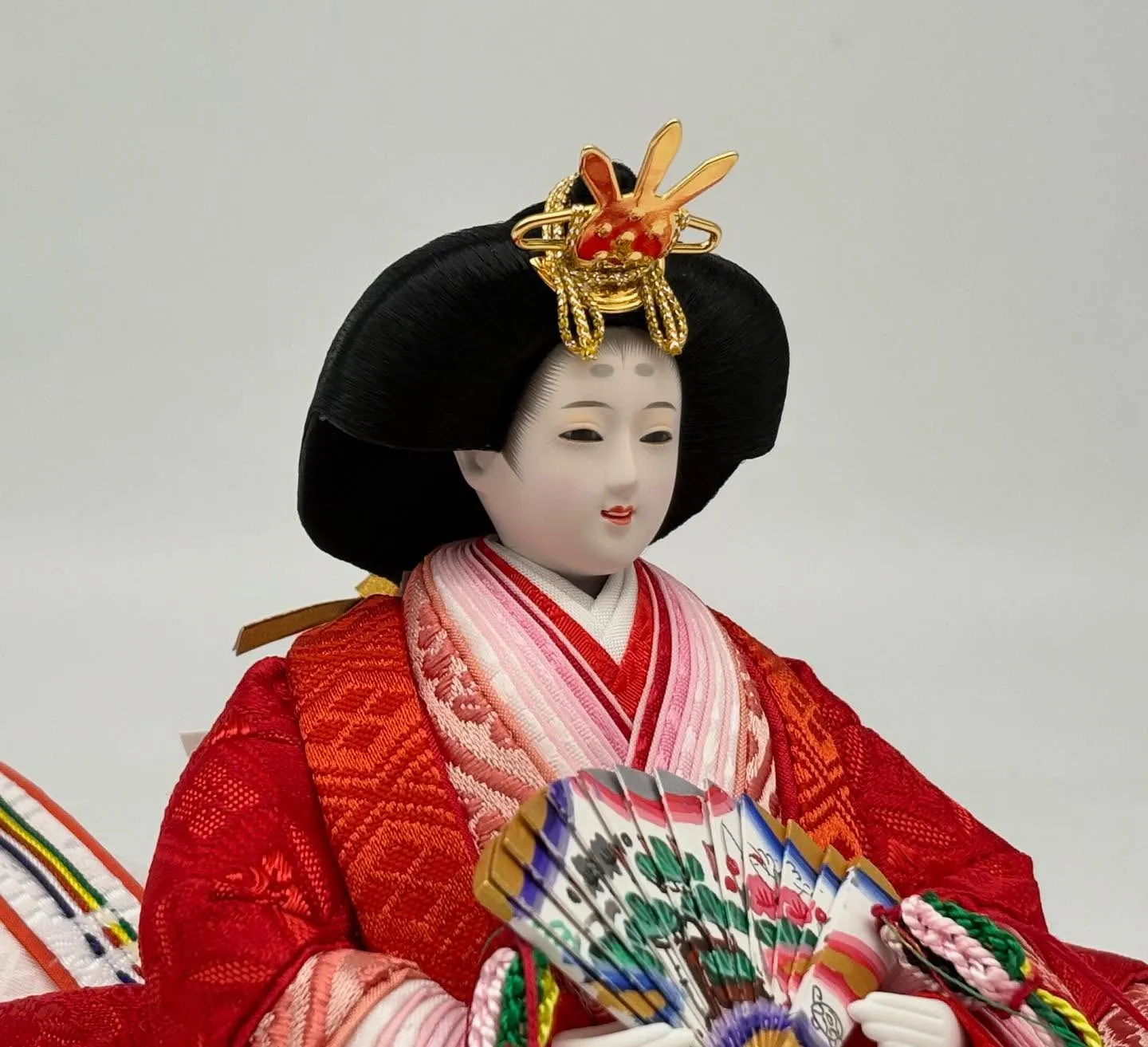 木製の優しい雰囲気の屏風と台の舞台に