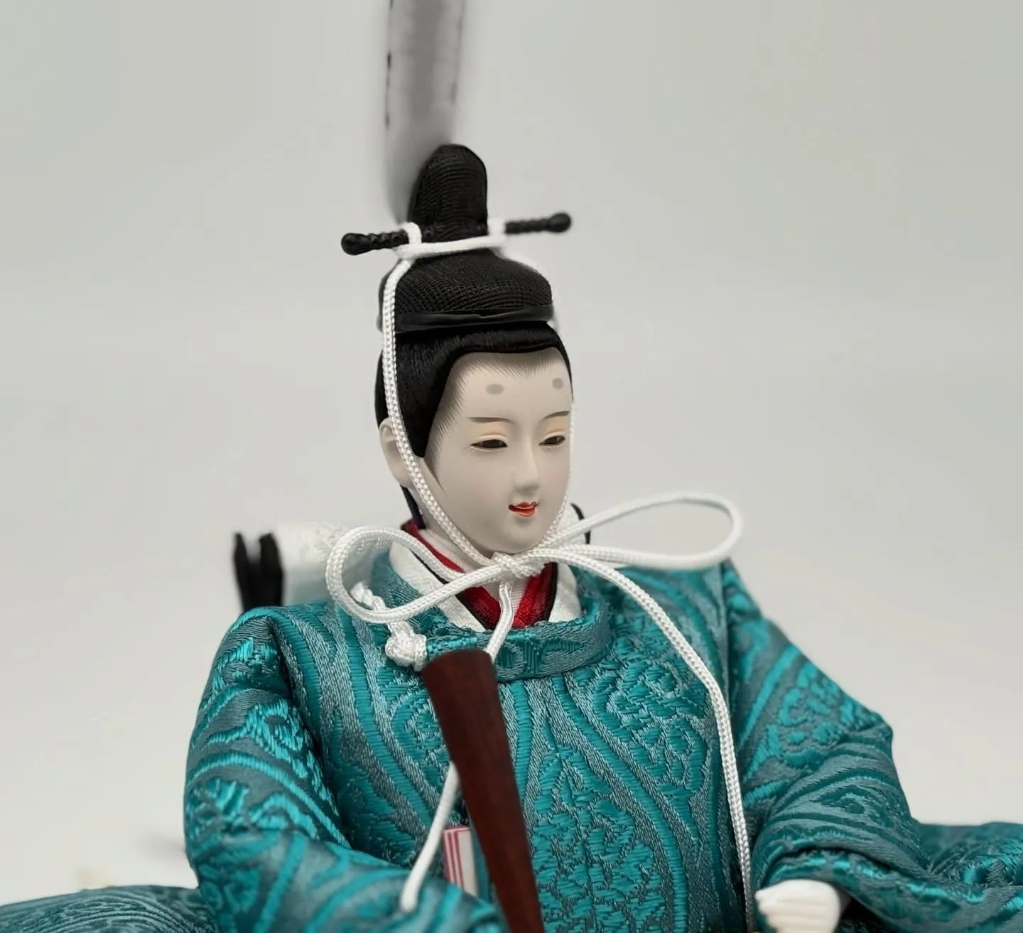 木製の優しい雰囲気の屏風と台の舞台に