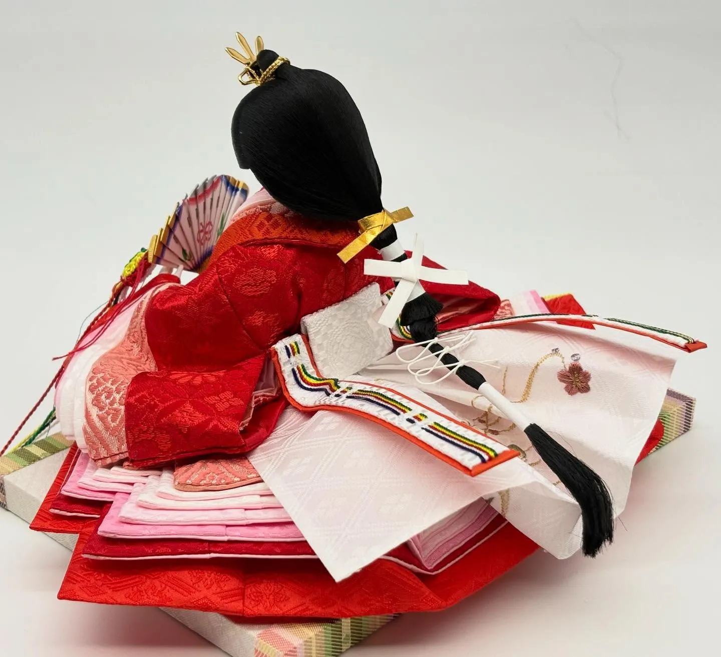 木製の優しい雰囲気の屏風と台の舞台に