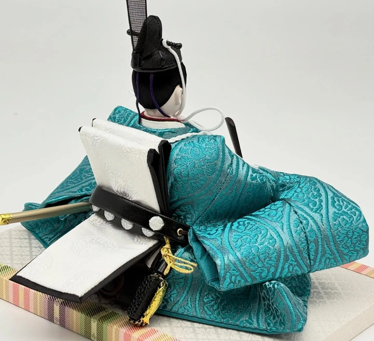 木製の優しい雰囲気の屏風と台の舞台に