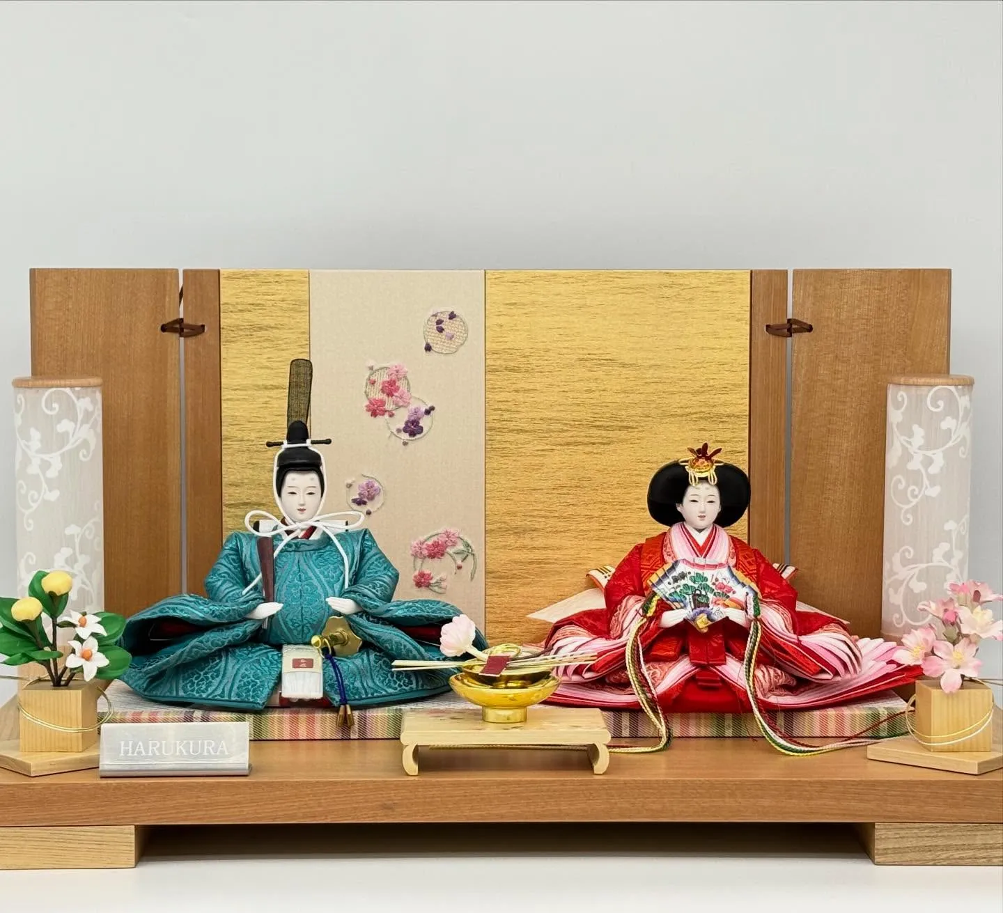 木製の優しい雰囲気の屏風と台の舞台に